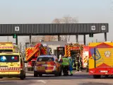 SAMUR, Cruz Roja, Guardia Civil y Bomberos forman el dispositivo que se ha trasladado hasta Barajas ante la llegada del avión de Air Canada que tiene que realizar un aterrizaje de emergencia por problemas técnicos.