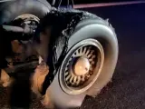 Una de las ruedas del avión ha estallado y ha provocado daños en el motor obligando al piloto a realizar un aterrizaje de emergencia en Barajas.