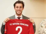 Odriozola posa con la camiseta del Bayern de Múnich.