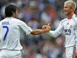 Raúl y Beckham, durante un partido.