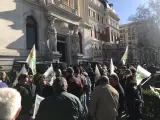Los agricultores se concentran frente a la puerta del Ministerio de Agricultura, al inicio de la manifestación del sector Madrid.