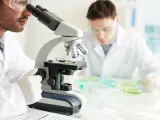 Jóvenes científicos en un laboratorio.