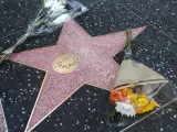 Flores en la estrella de Kirk Douglas en el Paseo de la Fama de Hollywood
