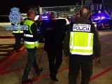 La Policía escolta a Juliá tras aterrizar en Madrid.