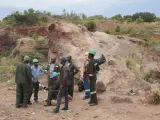 Varios mineros ilegales cerca de la mina en la que siguen atrapadas dos personas en Zimbabwe.