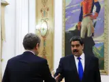 Zapatero saluda a Nicolás Maduro en el Palacio de Miraflores, en Caracas.