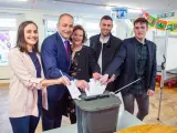 El líder del partido centrista Fianna Fáil, Micheál Martin, vota junto con su familia en las elecciones generales irlandesas, en Cork.