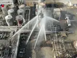 Imagen aérea de la extinción del incendio en la empresa química donde se produjo una explosión en La Canonja, en Tarragona.