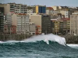 Oleaje en la ensenada de Riazor, en A Coruña (Galicia).