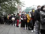 Cola de personas comprando mascarillas en Vietnam