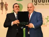 José Luis Fernández Vázquez recogiendo el premio.