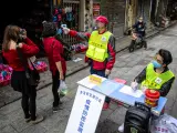 Control de la temperatura corporal en una calle de Cantón, al sur de China.