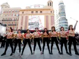 Activistas de Femen, contra el amor romántico en la plaza de Callao.