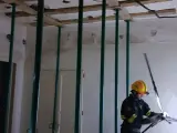 Intervención en un edificio de Sagunto tras la caída del techo de una vivienda
