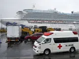 Una ambulancia pasa junto al crucero Diamond Princess, en cuarentena por el coronavirus, en el puerto japonés de Yokohama.