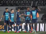 Marega celebra su gol con el asiento que le lanzaron