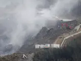 Máquinas trabajando para apagar los incendios entre los residuos del vertedero de Zaldibar tras su derrumbe.