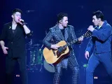 El grupo estadounidense Jonas Brothers, durante su concierto en el Wizink Center de Madrid.