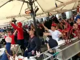 Los aficionados 'red' ya empiezan a abarrotar la céntrica plaza madrileña.