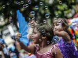 La comparsa 'Gigantes da Lira' celebra por anticipado el carnaval en Río de Janeiro, con los niños como principales protagonistas.