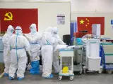 Personal médico con trajes protectores, en un hospital de Wuhan (China) con pacientes afectados por el coronavirus COVID-19.