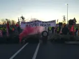 Trabajadores en la huelga de la petroquímica de Tarragona.