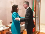 El lehendakari, Iñigo Urkullu (d), recibe este jueves en Vitoria a la ministra de Política Territorial, Carolina Darias (i), antes de reunirse. /EFE