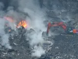 La maquinaria trata de extinguir el fuego de Zaldibar
