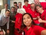 Autofoto de los deportistas del Reto Mi Primer Maratón de Banco Santander: Fermín Cacho, Rafa Pascual, Pedro García, Julio Salinas y Eli Pinedo, con los tutores Abel Antón y Martín Fiz