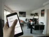 Un usuario conecta su smartphone a la red wifi de su hogar.
