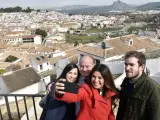 La delegada de Turismo, Nuria Rodríguez, hace una autofoto con Antequera, nuevo Municipio Turístico de Andalucía, de fondo.