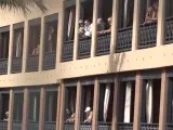 Las autoridades han puesto en cuarentena a un millar de personas, principalmente turistas, alojados en el hotel H10 Costa Adeje Palace, en Adeje, al sur de Tenerife, establecimiento en el que pasó los últimos seis días el médico italiano que ha dado positivo por coronavirus.