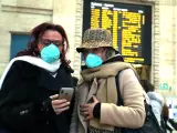 Dos mujeres con mascarillas sanitarias en la Estaci&oacute;n Central de Mil&aacute;n (Italia).