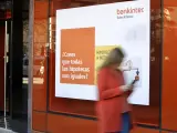 Un banco publicita sus hipotecas en una de sus sucursales en Madrid.