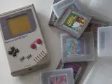 Imagen de archivo de una Game Boy con varios juegos.