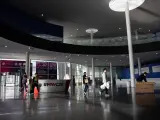 Interior del pabell&oacute;n del Mobile World Congress (MWC) durante el desmantelamiento de los stands tras la cancelaci&oacute;n de la feria por la crisis del coronavirus y las anulaciones de empresas, en Barcelona/Catalunya (Espa&ntilde;a) a 13 de febrero de 2020.