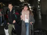 La cantante Aitana Ocaña y su pareja, el actor Miguel Bernardeau, en el aeropuerto.