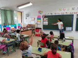 Una profesora da clases a alumnos de Primaria en un colegio de Córdoba