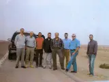&Uacute;ltima foto de los ocho agentes del CNI en Irak, horas antes de ser emboscados y masacrados en Latifiya. Morir&iacute;a siete de ellos.