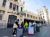Un grupo de turistas asiáticos llegan protegidos con mascarillas a la estación del Norte de Valencia
