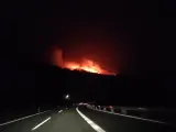Imagen del fuego en la localidad de Carraluz, concejo de Lena.