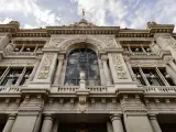 Fachada del edificio del Banco de España situada en la confluencia del Paseo del Prado y la madrileña calle de Alcalá.