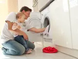 Imagen de recurso de un padre poniendo una lavadora.