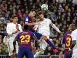 Busquets y Ramos pugnan por un balón durante el Real Madrid - Barcelona.