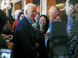 El expresidente de EE UU y precandidato demócrata a la Casa Blanca Joe Biden saluda a simpatizantes en Oakland, California (EE UU).