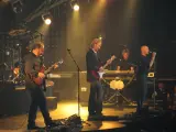 La banda de rock británica durante un concierto.