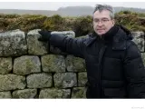 El escritor Santiago Posteguillo, apoyado en los restos del Muro de Adriano (Reino Unido)