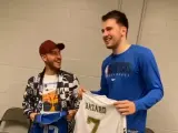 Eden Hazard y Luka Doncic se intercambian las camisetas.