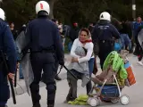 Agentes de policía griegos apartan a un grupo de refugiados en Mytilene.