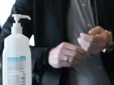 Un hombre ante una botella de desinfectante en la Cancillería alemana.